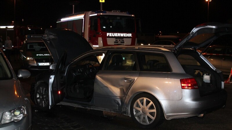 Der gasbetriebene Audi wurde bei dem Unfall am Freitag in Straubing am Hagen stark beschädigt.