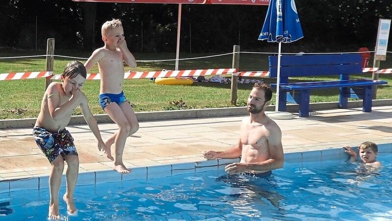 Und rein ins Vergnügen! Die Verantwortlichen des Tegernbacher Freibads legen besonders Wert darauf, dass Kinder im Schwimmen unterrichtet werden.