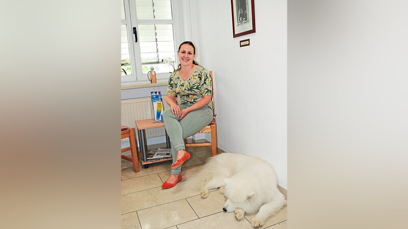 Hirtenhündin Lumi unterstützt Bettina Wimmer bei ihrer Arbeit als Leiterin der Gemeindepsychiatrie des Diakonischen Werks.