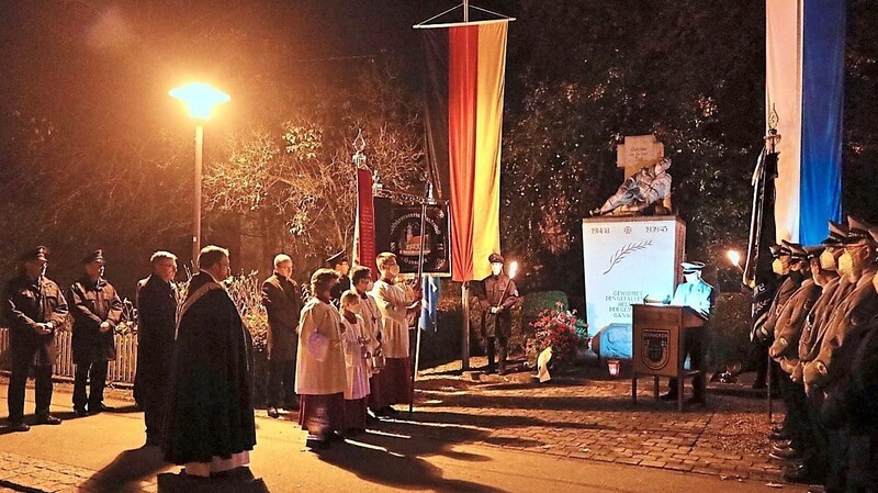 Nach dem Gottesdienst in der Leonhardi-Kirche fand die Gedenkfeier am Kriegerdenkmal im Beisein der Vereinsabordnungen statt.
