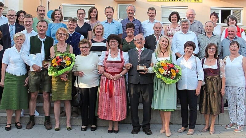 Die Ehrenskulpturträger samt Familie und Freunden mit der Stadtspitze.