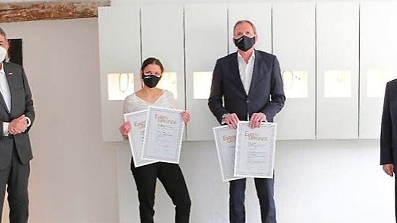 Dr. Georg Haber (1.v.l.) und Jürgen Kilger (1.v.r.) übergaben in Landshut die Auszeichnung an Goldschmiedin Laura Fleischer (2.v.l.) und Thomas Kortmann von Kortmann Meisterschmuck.