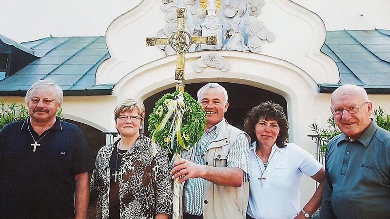 Pilgerpfarrer Ludwig Bumes mit Marianne Pfaffl, Peter und Anna Mühlbauer sowie Walter Pfaffl (von rechts) im Jahr 2012 mit dem neuen Pilgerkreuz von Künstler Joseph Michael Neustifter.