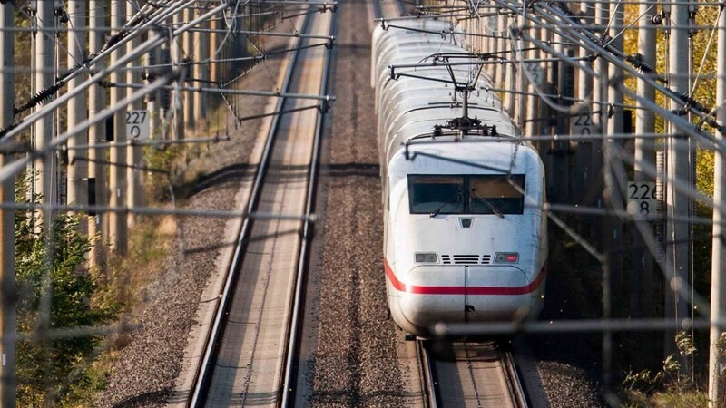 Wegen Bauarbeiten will die Deutsche Bahn die ICE-Strecke Hannover-Kassel komplett sperren. (Symbolbild)