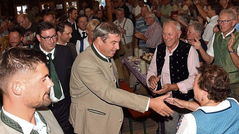 Kräftig gefeiert wurde Markus Söder im Weißbräuzelt. Anhänger freuten sich, dem Ministerpräsidenten die Hand schütteln zu können.