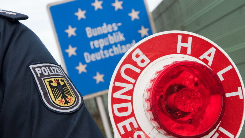 Die Passauer Bundespolizei hat am Freitag 29 illegal eingeschleuste Personen an der A3 gefunden. (Symbolbild)
