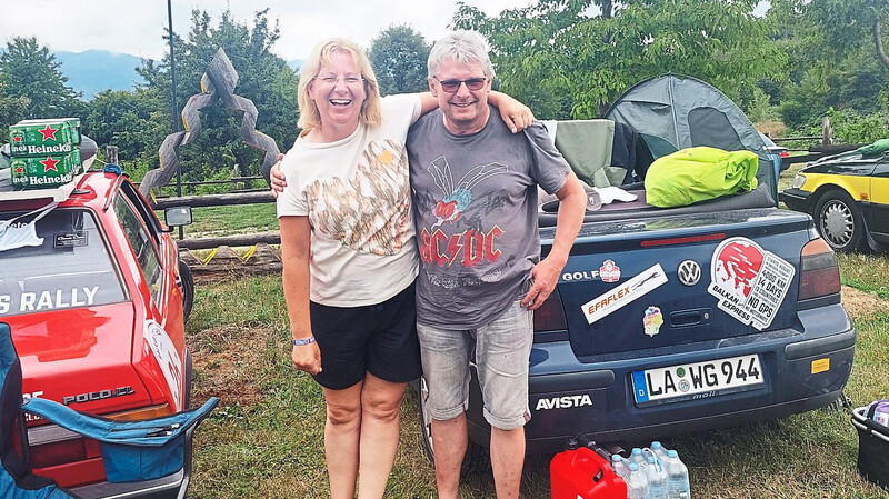 Silvia und Rupert Frey vor ihrem Golf Cabrio auf einem Campingplatz in Rumänien.
