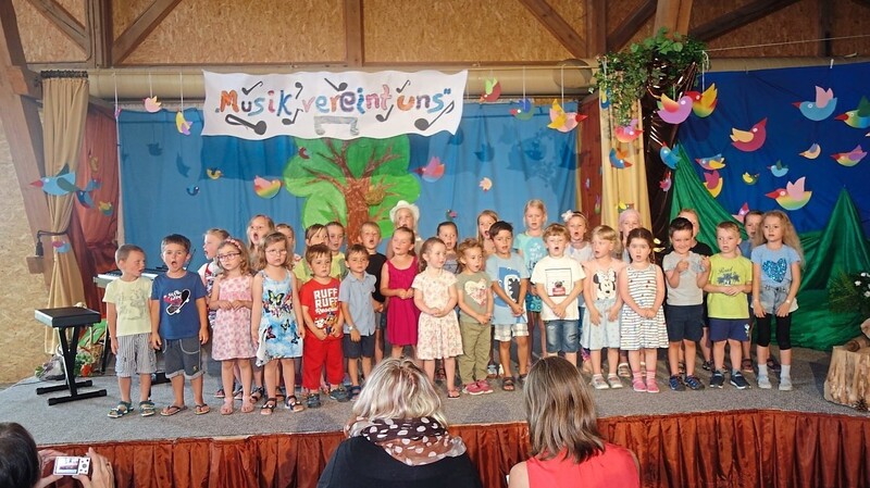 Zu Beginn sangen die Kindergartenkinder "Dieser Tag soll fröhlich sein".