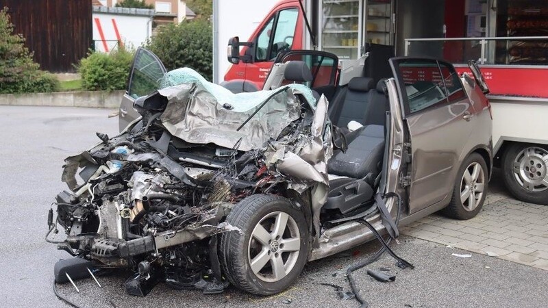 Bei einem Unfall am Dienstagvormittag im Deggendorfer Stadtteil Deggenau wurden ein 69-jähriger Mann und sein Hund verletzt. Das Auto war zuvor frontal mit einem Lastwagen kollidiert.