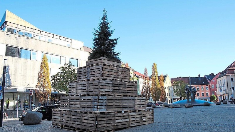Die Christbaumpyramide ist bereits im Entstehen. Über Weihnachten hinaus soll der Marktplatz mit Grün und Lichtern aufgewertet werden.
