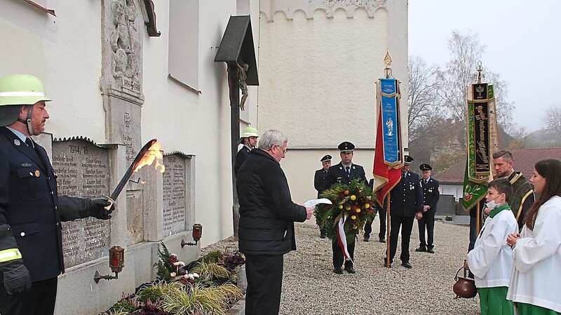 Dritter Bürgermeister Xaver Hagn legte in Erinnerung an die Gefallenen und Toten der Weltkriege einen Kranz am Ehrenmahl nieder.
