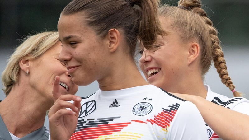 Grund zur Freude: Lena Oberdorf (Mitte) hat mit 17 Jahren ihr WM-Debüt gegeben.