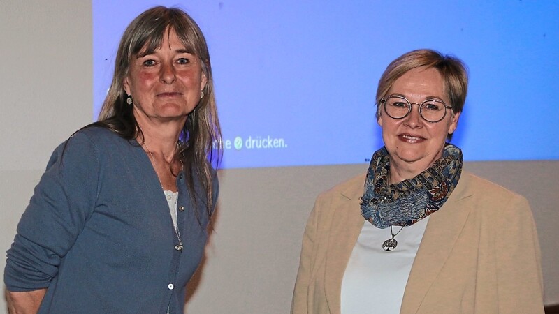 Stadtplanerin Barbara Hummel (links) und Bürgermeisterin Raimunda Menzel gaben Informationen zu ISEK.