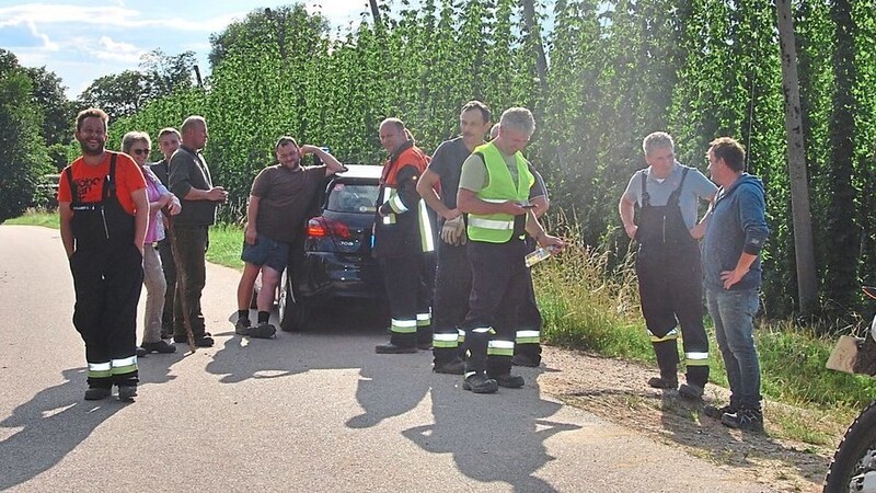 Die Kameraden von der Freiwilligen Feuerwehr rückten mit Auto und Moped an, die ausgerissenen Rinder einzufangen.