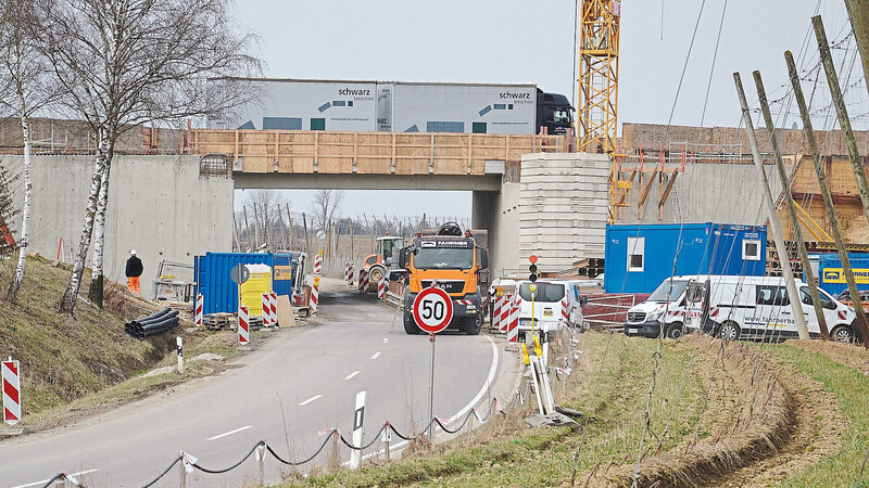 Ampel auf Rot: Vier Tage gesperrt werden muss die Staatsstraße Richtung Geisenfeld, weil die Betonfertigträger der neuen Autobahnbrücke eingehoben werden.