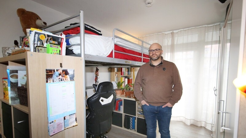 Nicola Accordino (43) in seinem kleinen Apartment. Das bisschen Platz haben er und sein Partner optimal eingeteilt.
