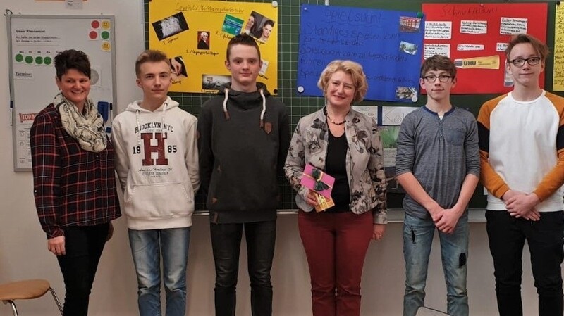Staatssekretärin Rita Hagl-Kehl (M.) mit Klassenleiterin Julia Stangl (l.) und Schüler der Klasse 8/9.