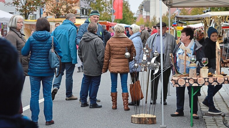 Die Markthändler bieten entlang der Max-von-Müller-Straße wieder ihre Waren an.