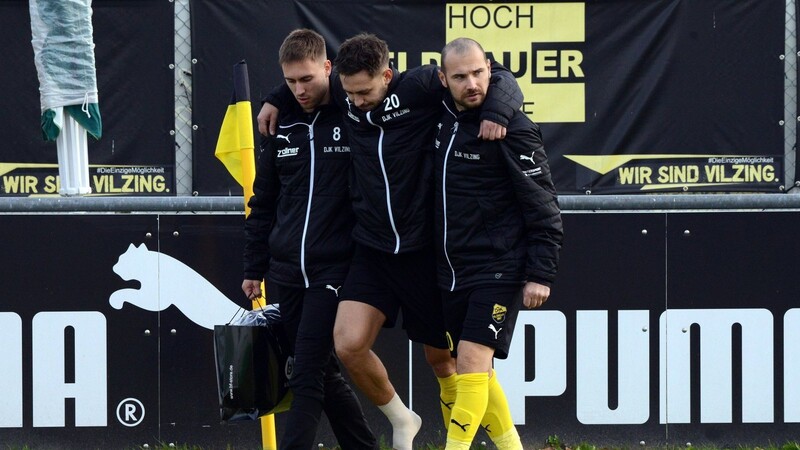 Nico Dantscher (m.) musste im Heimspiel gegen Großbardorf gestützt von Jonas Huber (l.) und Ivan Milicevic (r.) den Platz verlassen.