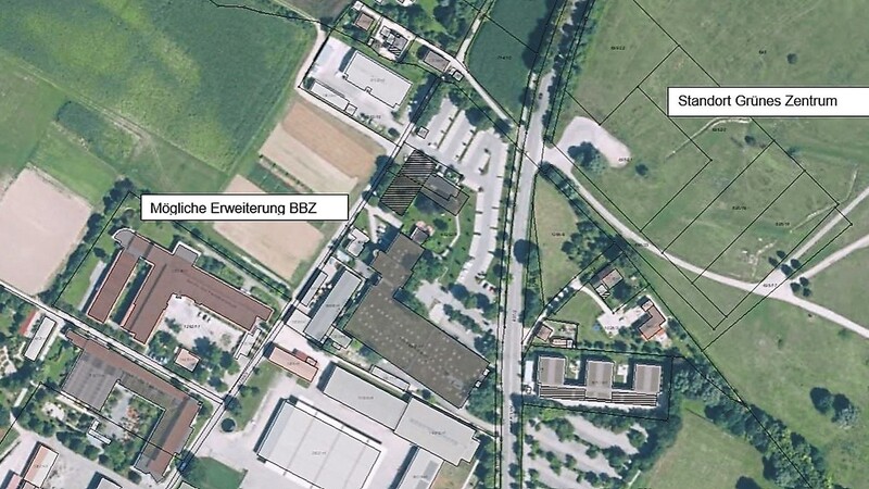 Anstelle eines Neubaus im Bereich des Grünen Zentrums (rechts) kann man sich im Landratsamt für die Hauswirtschaftsschule auch einen Erweiterungsbau bei den Beruflichen Schulen in Schönbrunn (links) vorstellen.