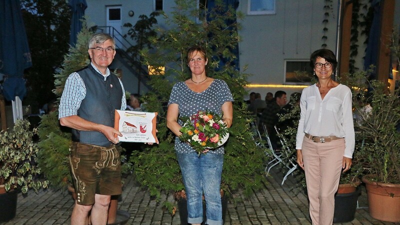 Bürgermeister Michael Hobmaier und zweite Bürgermeisterin Elisabeth Piterna (r.) dankten Iveta Lehmann.