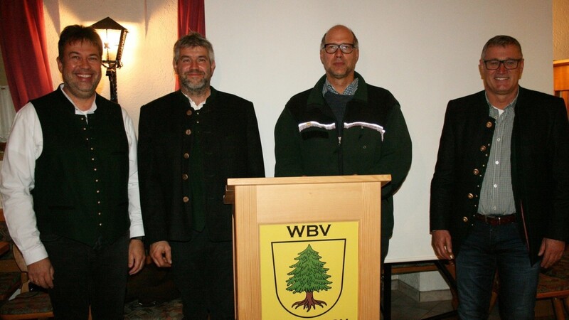 Sie repräsentieren die Waldbesitzer: WBV-Geschäftsführer Christian Hofherr (v.li.), WBV-Vorsitzender Andreas Vogl, Forstdirektor Stefan Schaffner und Förster Thomas Kapfhammer.