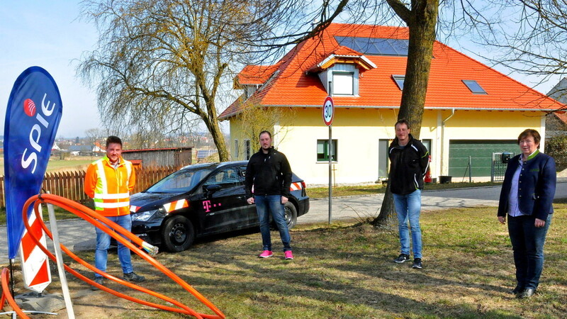Startschuss für den Breitbandausbau: (von links) Dominik Binder von SPIE, Adrian Moore von der Telekom, Bauamtsleiter Stefan Krausnecker und Bürgermeisterin Ida Hirthammer.