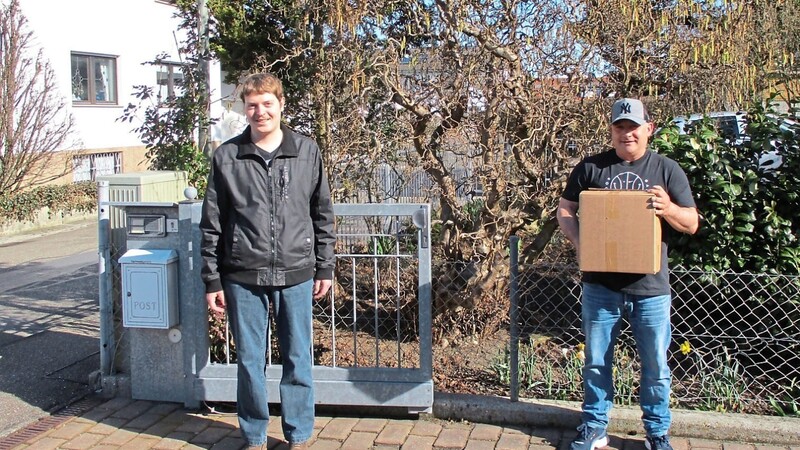 Michael Bock (links) und Michael Müller bringen das Paket für die Partnerstadt auf den Weg.
