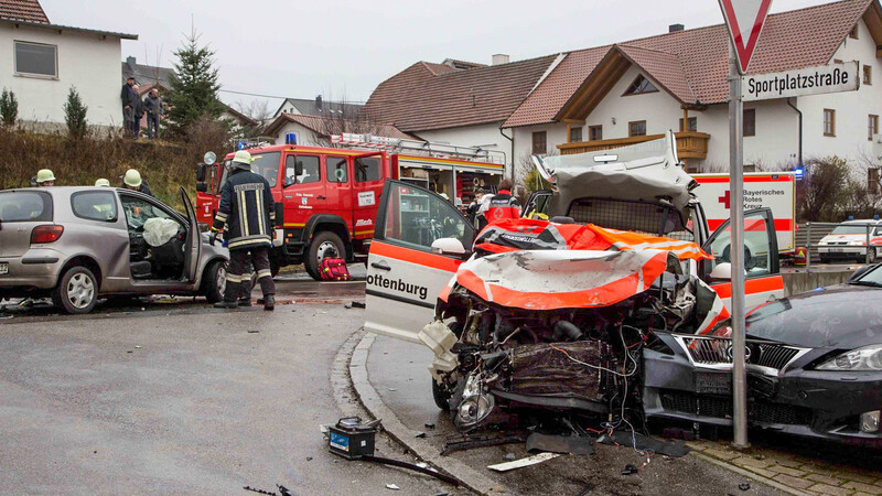Zu einem Zimmerbrand musste am Samstagmorgen die Rottenburger Feuerwehr ausrücken. Auf dem Weg zum Einsatz verunglückte dabei ein Rettungswagen. (Fotos: FD)