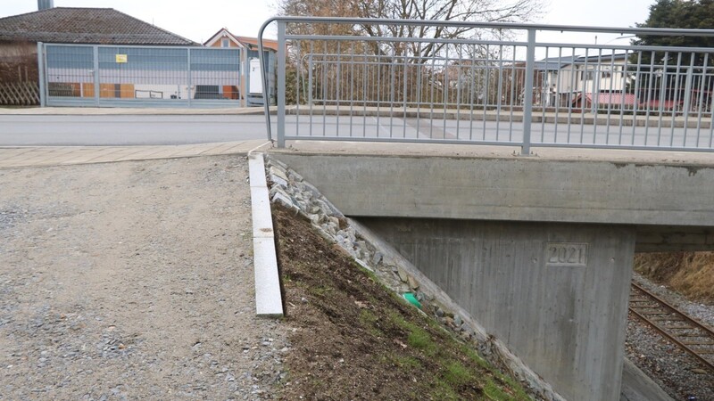 An der neuen Bahnbrücke sehen einige Schierlinger eine Absturzgefahr. Laut Landratsamt ist das Geländer aber genauso lang wie das der alten Brücke. Nun wird geprüft, ob Handlungsbedarf besteht.