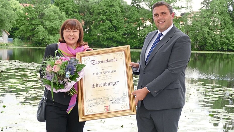 Beate Seitz-Weinzierl nimmt stellvertretend für Hubert Weinzierl die Ehrenbürgerurkunde von Bürgermeister Andreas Urban entgegen.