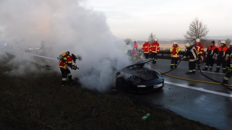 Unter schwerem Atemschutz löschten die Feuerwehrler den brennenden Porsche.