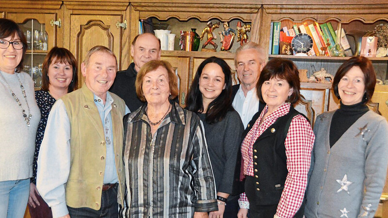 Die Vertreter der Vereine, "seiner" SPD und sein langjähriger politischer Weggefährte Fritz Wittmann gratulierten Heribert Rauscher, hier mit Frau Gerlinde und seinen Töchtern Sylvia und Andrea, zu seinem 80. Geburtstag.