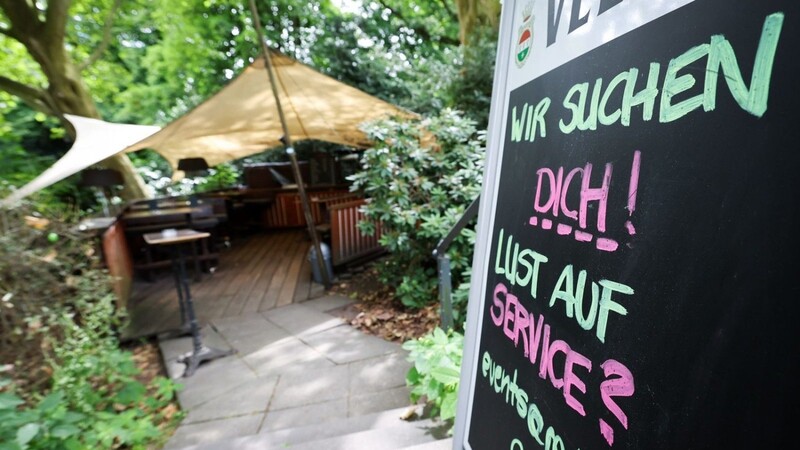 "Wir suchen Dich! Lust auf Service?": Eine Gaststätte an der Alster kämpft mit Personalnot.