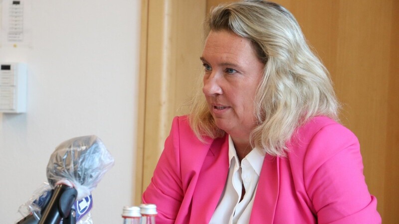 Verkehrsministerin Kerstin Schreyer bei der Waldbahn-Pressekonferenz im Landratsamt Regen im September 2020, bei der sie zusagte, auch selbst einmal die Waldbahnstrecke zu testen.