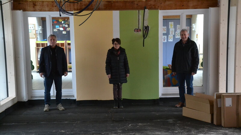 Architekt Eduard Trompke, Kita-Leiterin Heidi Kirmeier-Hofer und Bürgermeister Konrad Hartshauser am Übergang zwischen dem bestehenden Kindergarten und der Erweiterung.