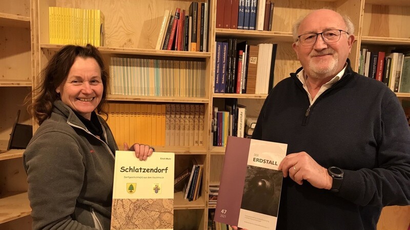Erich Muhr überreicht Birgit Symader die Ortschronik Schlatzendorf für die Museumsbibliothek.