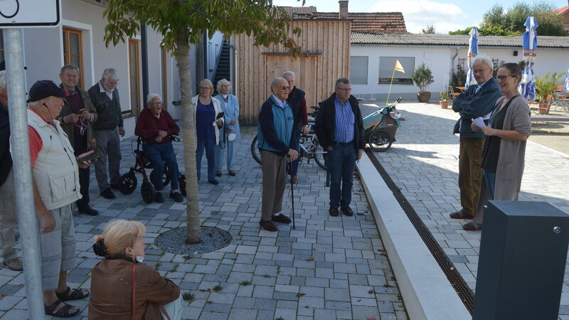 Bei der Vorstellung des "Audiowalks" am Kirchplatz erläuterten Andrea Finger und Peter Brenninger (rechts) den Teilnehmern die Vorgehensweise.