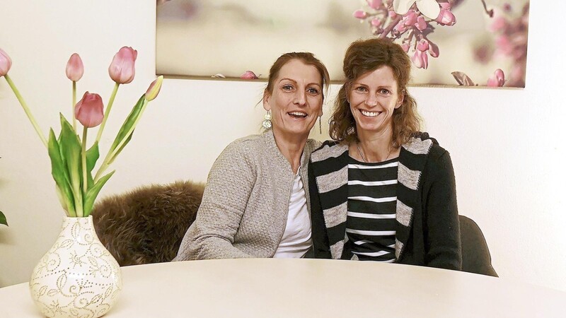 "Arche"-Chefin Marion Pscheidt und Petra Schamberger (von links). Beide haben sich zu Familienbegleiterinnen ausbilden lassen.