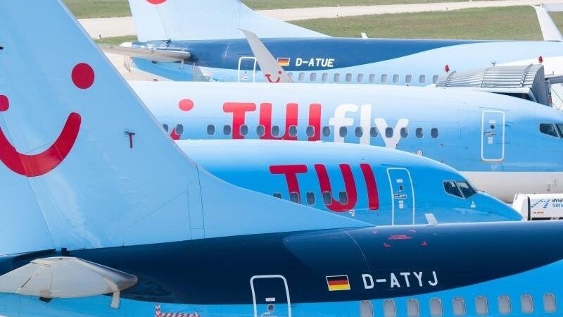 Flugzeuge von Tuifly parken am Flughafen Hannover-Langenhagen. Das Reiseunternehmen ist seit Beginn der Corona-Krise finanziell schwer angeschlagen.