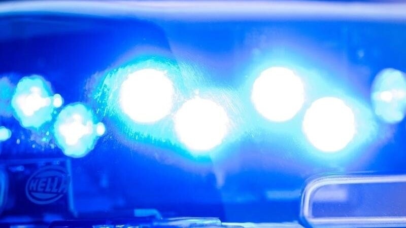 Ein Blaulicht an einer Polizeistreife. (Symbolbild)