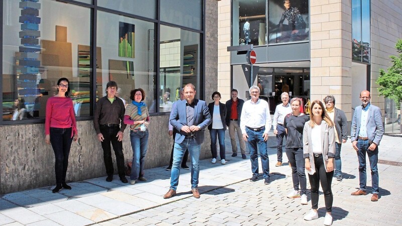 Zum Auftakt waren neben Anjalie Chaubal und den beiden Künstlern (von links) auch Vertreter der Stadt und des Arbeitskreises Marketing im Stadtrat sowie Lothar Rödel vom Modehaus Frey (rechts) gekommen.