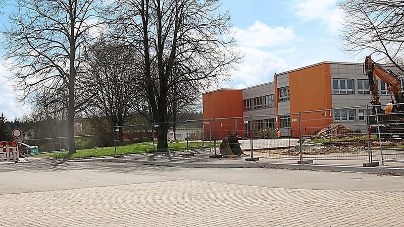 Die Modernisierungsarbeiten am Schulvorplatz sind trotz des Aprilwetters in vollem Gange.