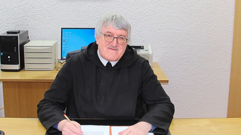Pater Erhard Hinrainer macht sich Sorgen um seine diesjährigen Abiturienten.