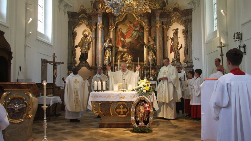 Gemeinsam den Gottesdienst zelebriert: (am Altar, v.l.) Pfarrer Inocent, Diakon Lechinger, Bischof Rudolf, Pater Hubert Gerauer.