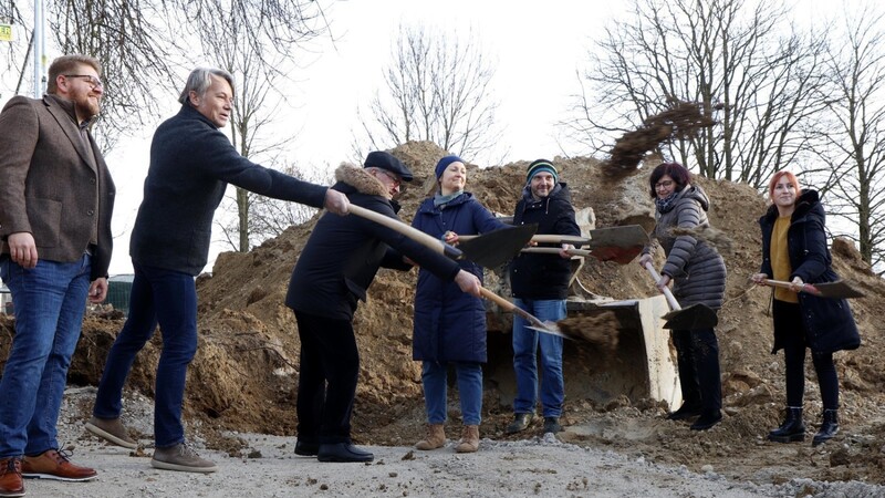Freude über den formellen Baubeginn der "Arche Noah" in Langenbach. Die Offiziellen mussten erst einmal eine Stelle suchen, wo sie den symbolischen Akt des Spatenstichs vollziehen konnten.