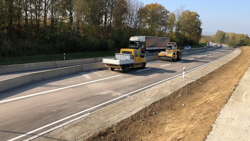 Seit Ende September liefen hier an der Bundesstraße B20 bei Landau an der Isar die Bauarbeiten. Ab 5. November heißt es dann endlich wieder "Freie Fahrt".