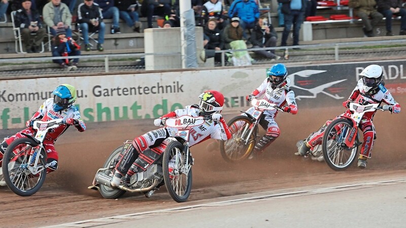 Feine Vorstellung: Erik Riss (roter Helmüberzug) und Mads Hansen (blau) drehten gegen Bydgoszcz kräftig am Gasgriff - nun wollen die beiden "Teufel" auch in Rybnik fleißig punkten.