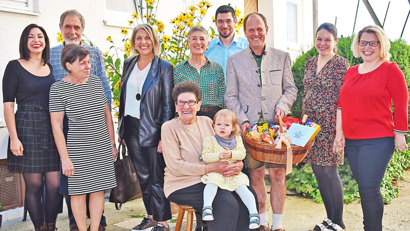 Die Jubilarin im Kreise ihrer Familie, Bürgermeister Leonhard Berger (3. v. r.) und der Gemeinderätin Josefa Bachmeier (rechts).