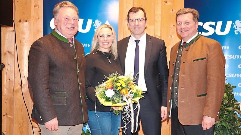 Minister a. D. Helmut Brunner (v. l.), Bea Fischer, Bürgermeister Hans-Jürgen Fischer und Landrat Christian Bernreiter freuten sich über den regen Besuch.